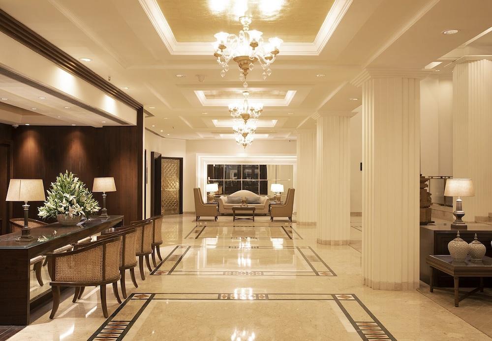 Taj Ganges Варанасі Екстер'єр фото The lobby of the Taj Bengal