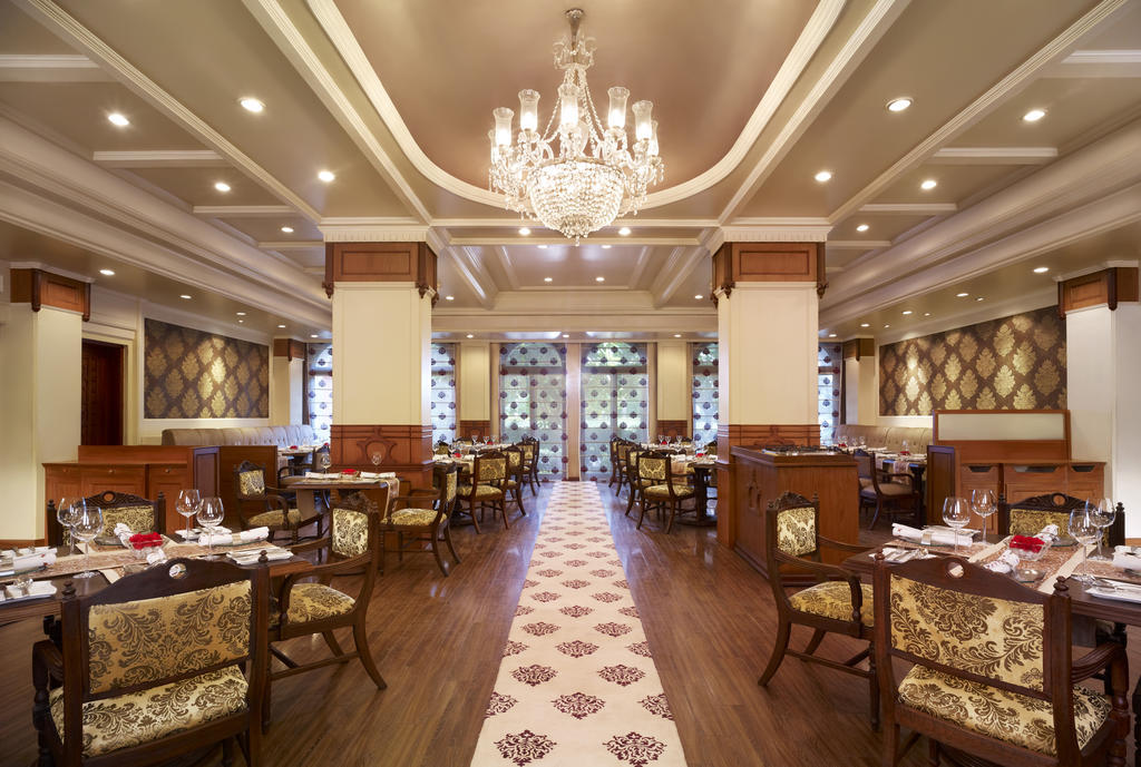 Taj Ganges Варанасі Екстер'єр фото The interior of the restaurant