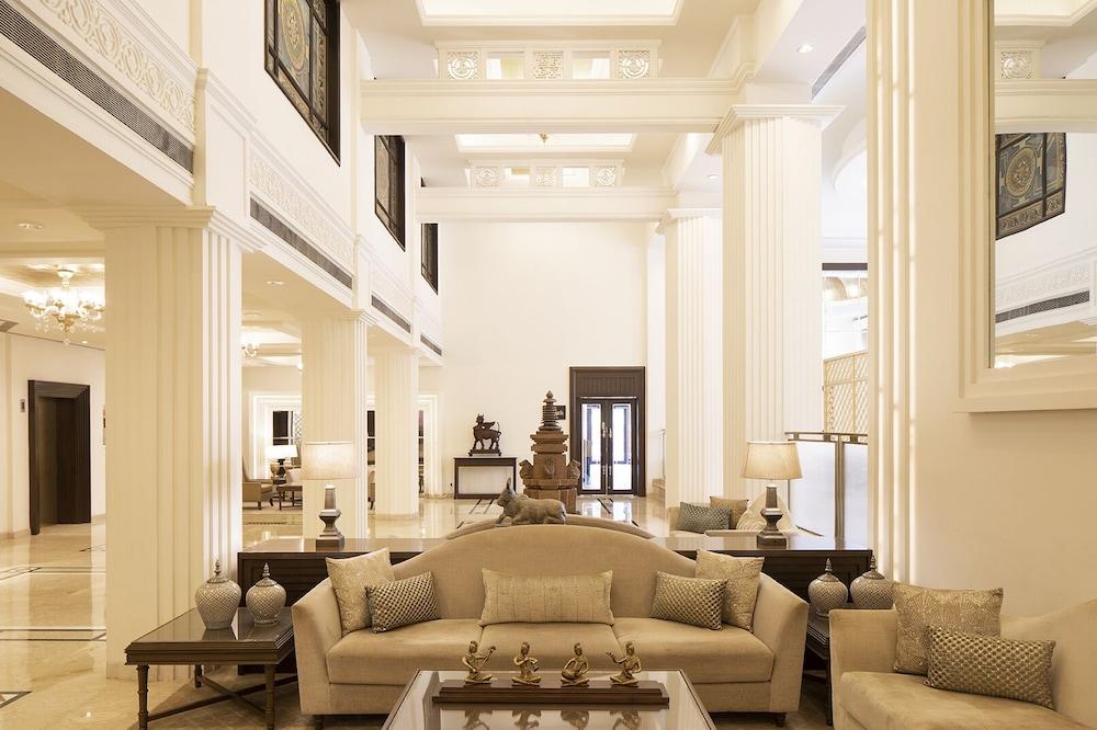 Taj Ganges Варанасі Екстер'єр фото The lobby of the hotel