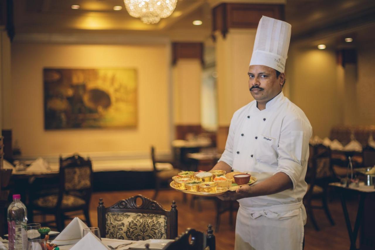 Taj Ganges Варанасі Екстер'єр фото A chef at work
