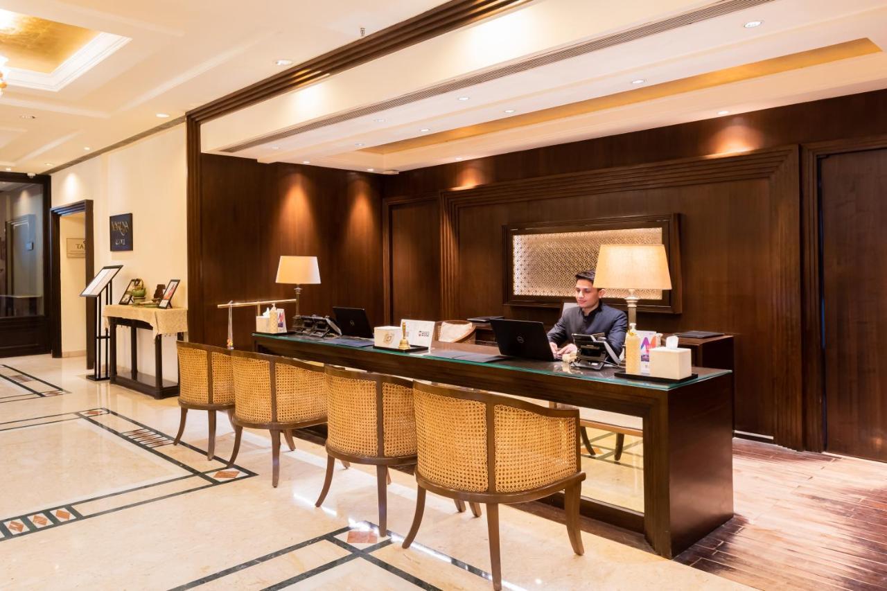 Taj Ganges Варанасі Екстер'єр фото Concierge desk at a hotel
