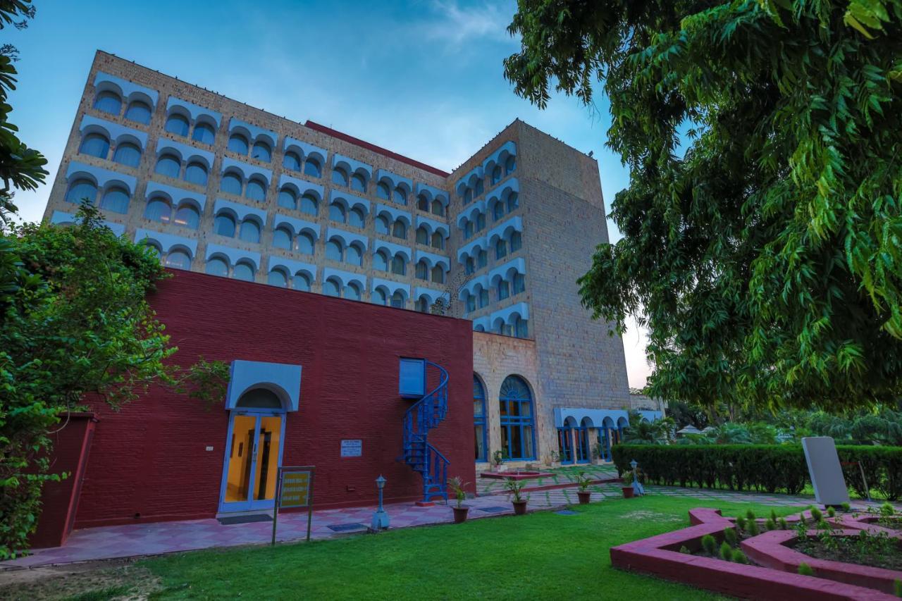 Taj Ganges Варанасі Екстер'єр фото The main building of the university