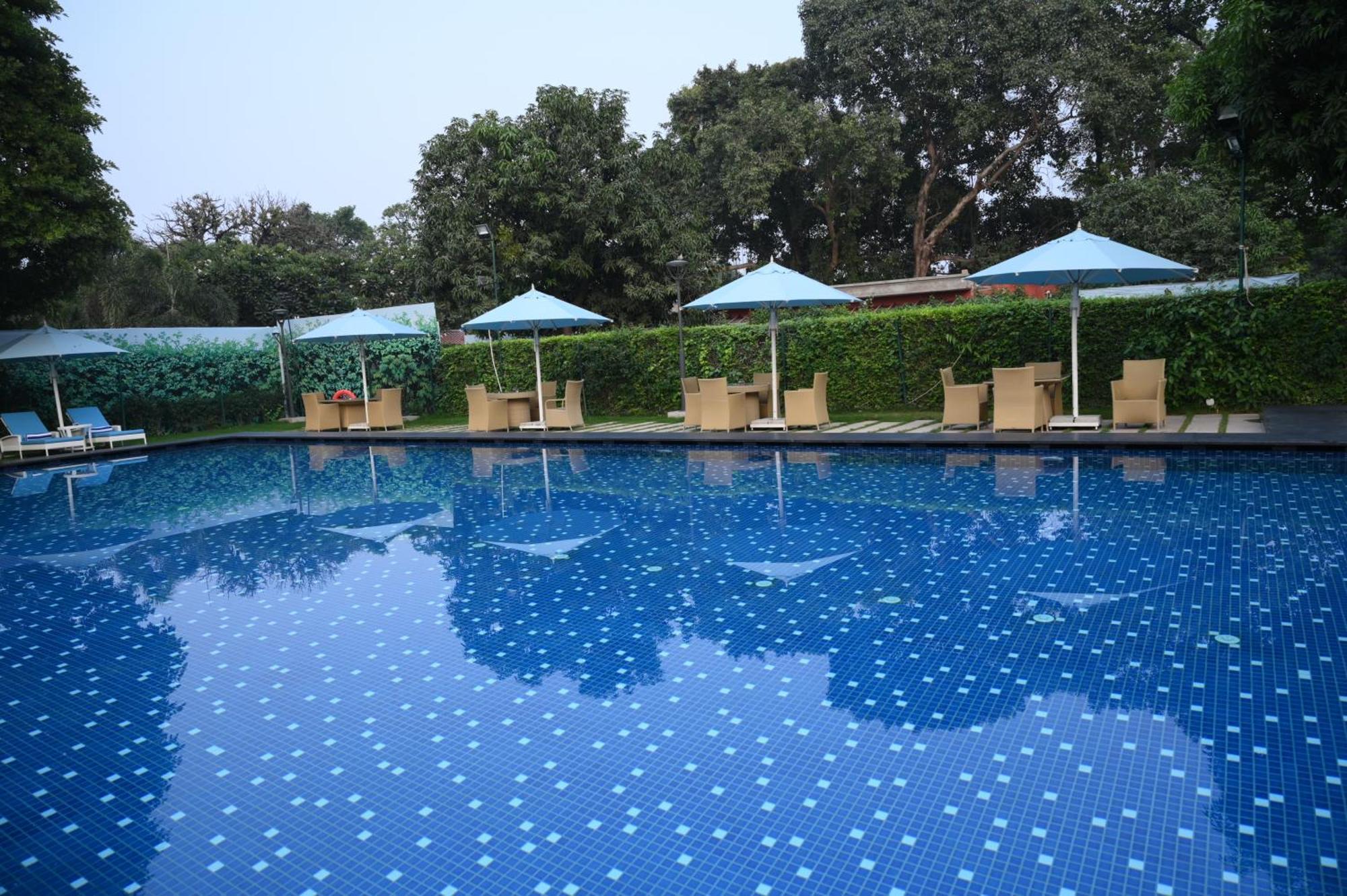 Taj Ganges Варанасі Екстер'єр фото Swimming pool at the Taj Bengal