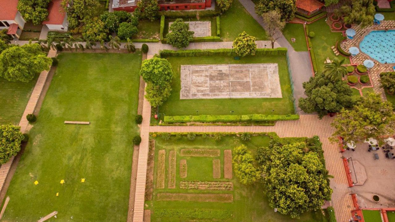 Taj Ganges Варанасі Екстер'єр фото Aerial view of the tomb