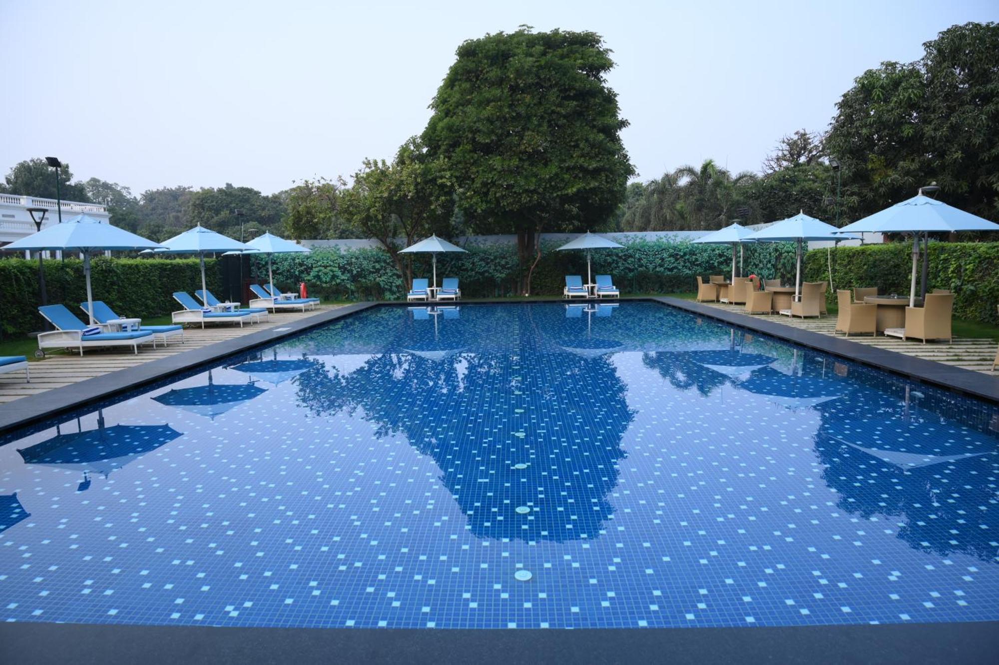 Taj Ganges Варанасі Екстер'єр фото Swimming pool at the Taj Bengal
