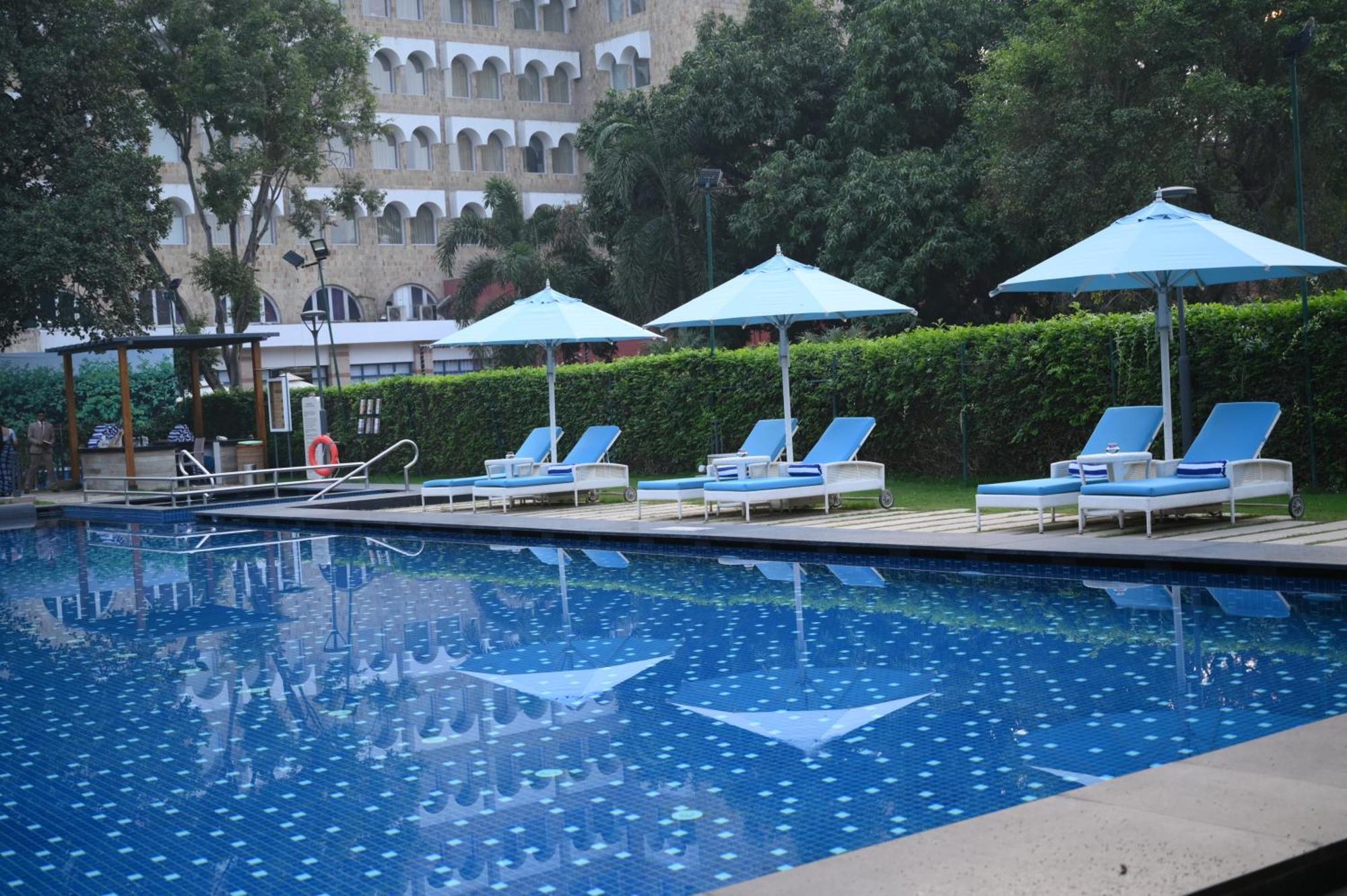 Taj Ganges Варанасі Екстер'єр фото Pool at the Taj Bengal