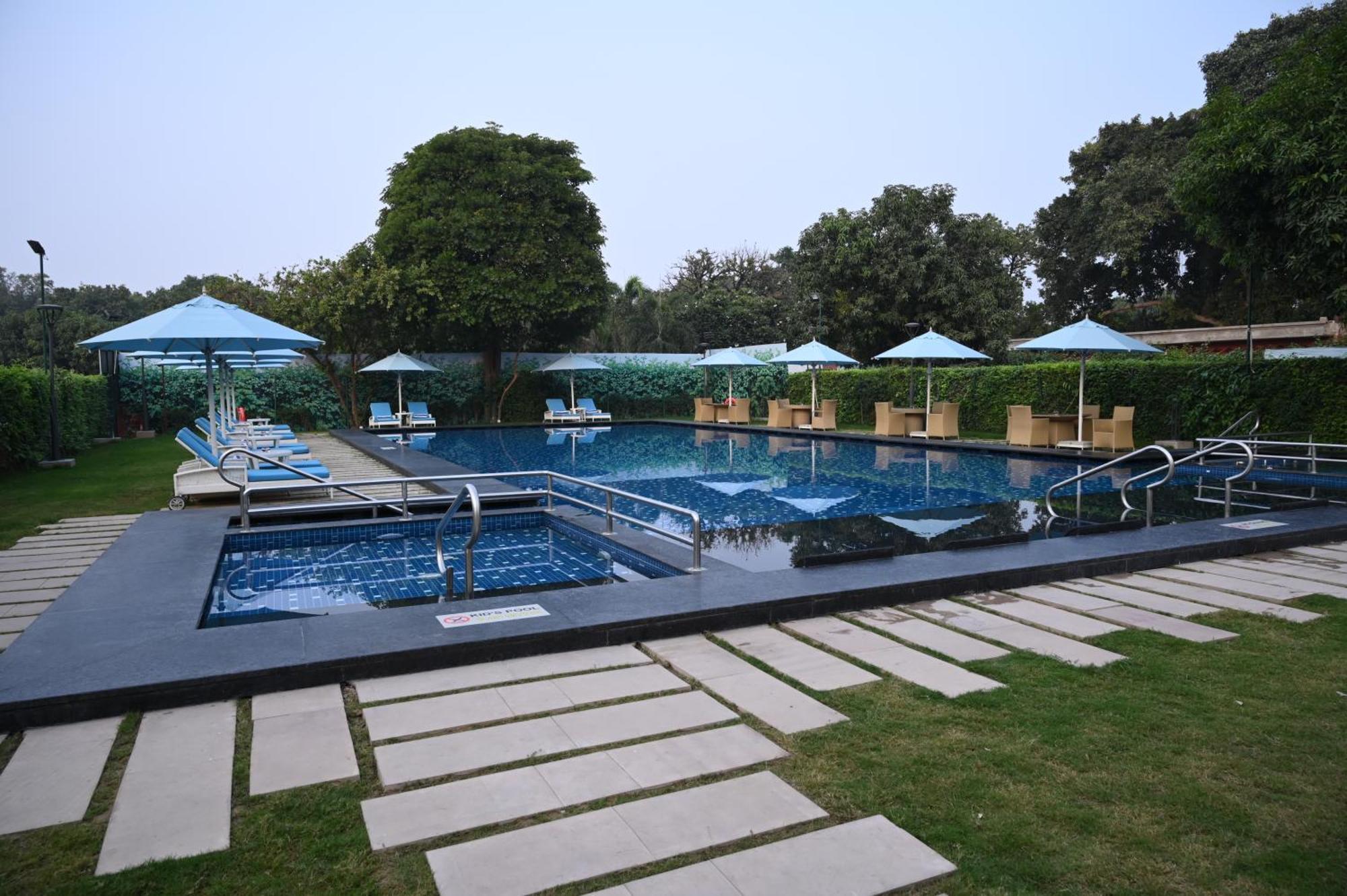 Taj Ganges Варанасі Екстер'єр фото The pool at the Taj Bengal