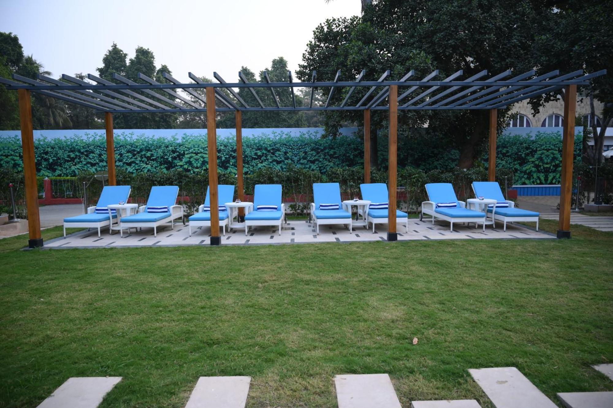 Taj Ganges Варанасі Екстер'єр фото The pool at the hotel