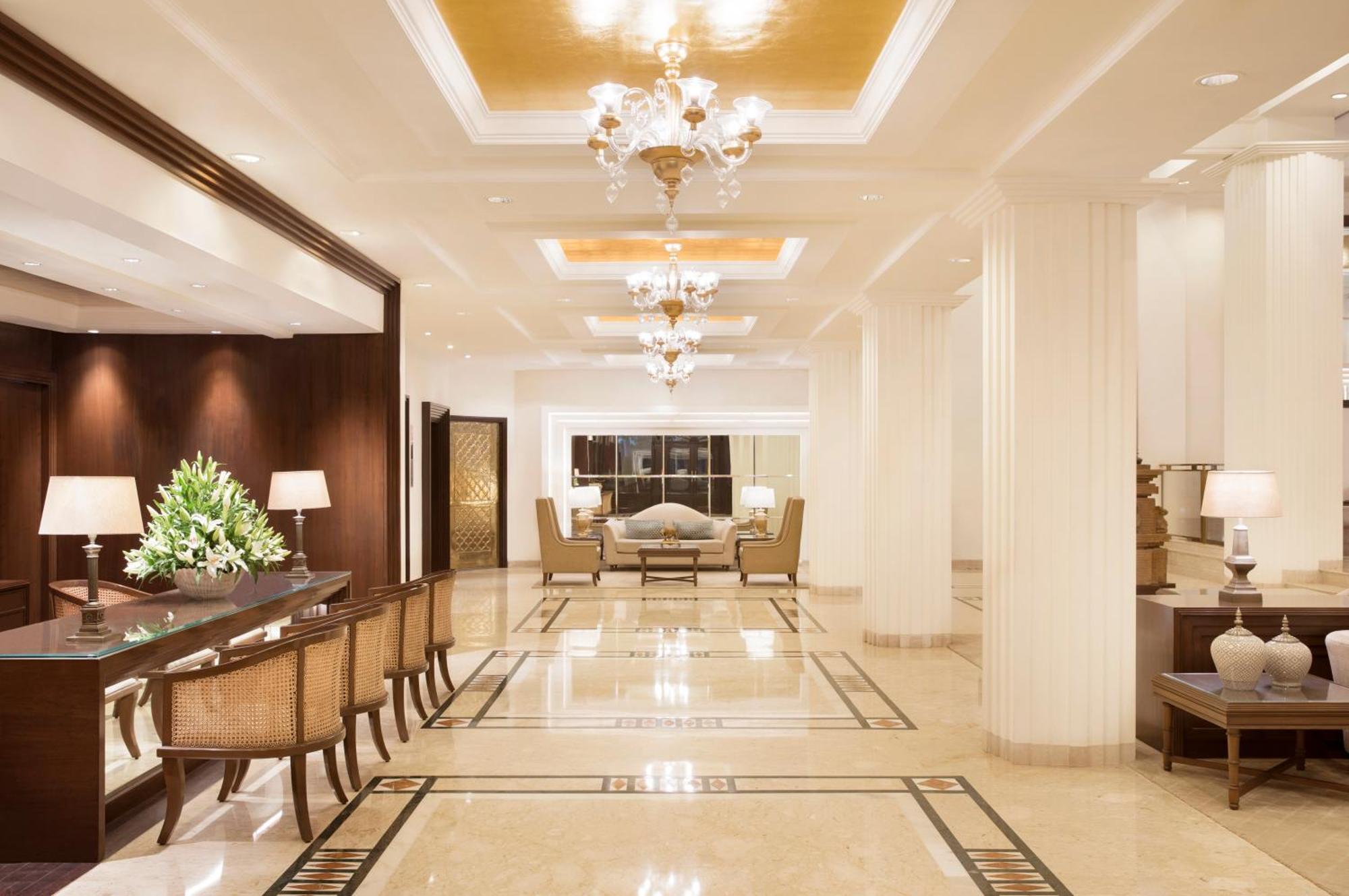 Taj Ganges Варанасі Екстер'єр фото The lobby of the Taj Mahal Palace