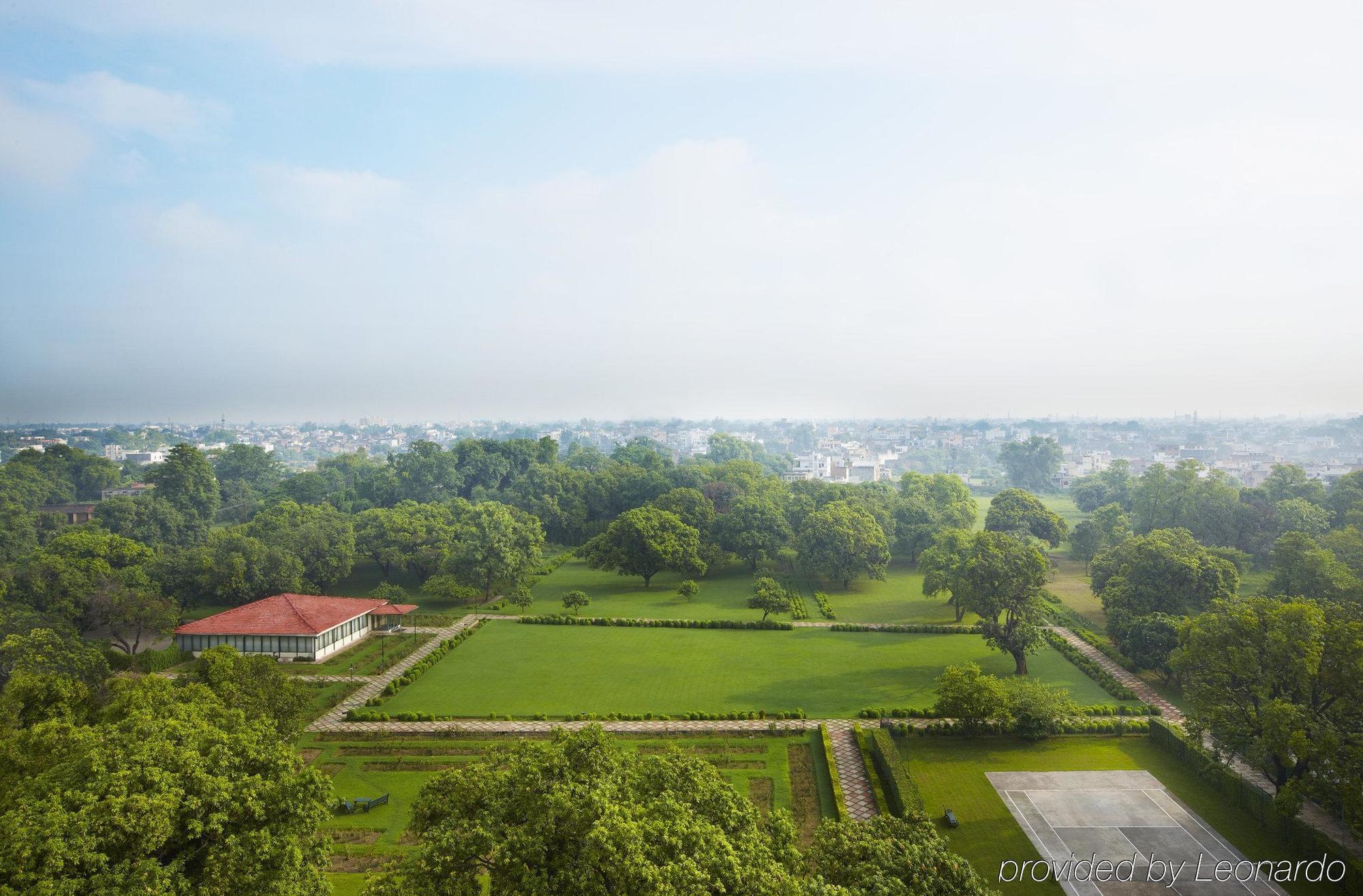 Taj Ganges Варанасі Екстер'єр фото View of the grounds from the tower