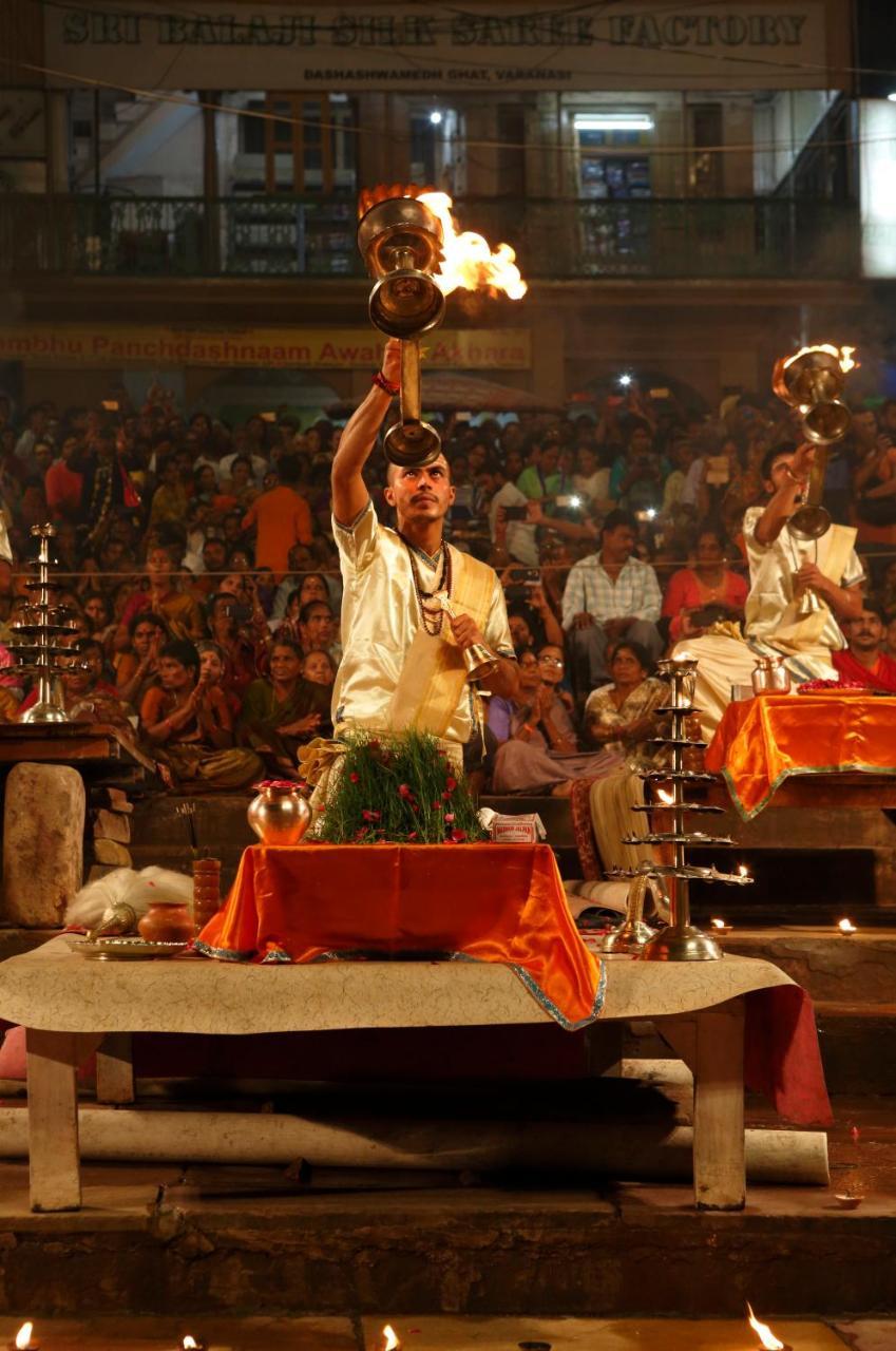 Taj Ganges Варанасі Екстер'єр фото A pandit reciting the Gayatri mantra during the evening aarti at the Triveni ghat, Varanasi